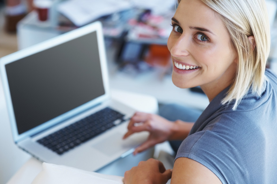 Frau mit Laptop