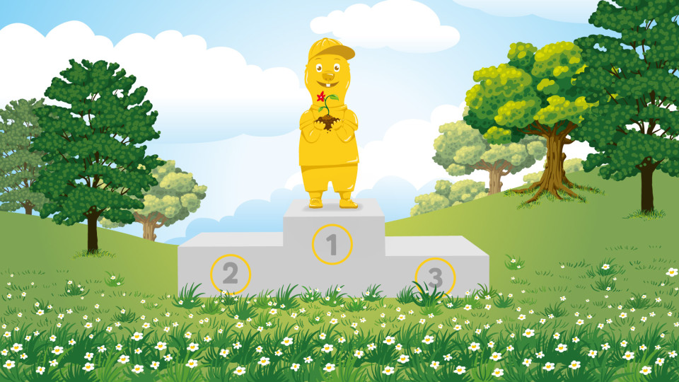 Goldener Murmel steht auf 1. Platz der Siegertreppe