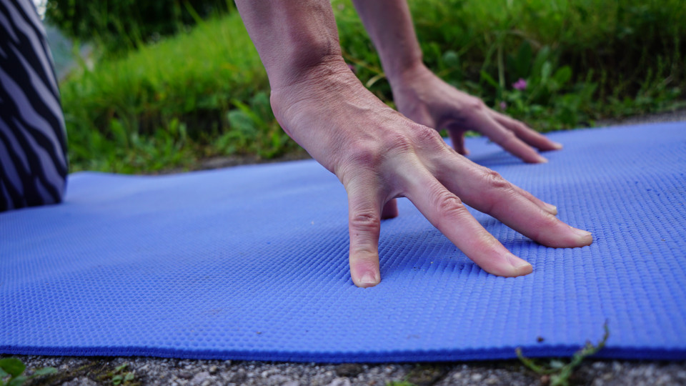 -	Auf die Fingerspitzen hochschieben und die ganze Hand wieder ablegen. Auch hier das Gewicht über den Händen lassen so gut es geht (Prinzipien gleich wie beim Heben der Handballen).