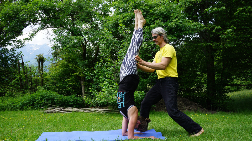 Als Partnerübung hilft der Spotter wie im Handstand in die Position.